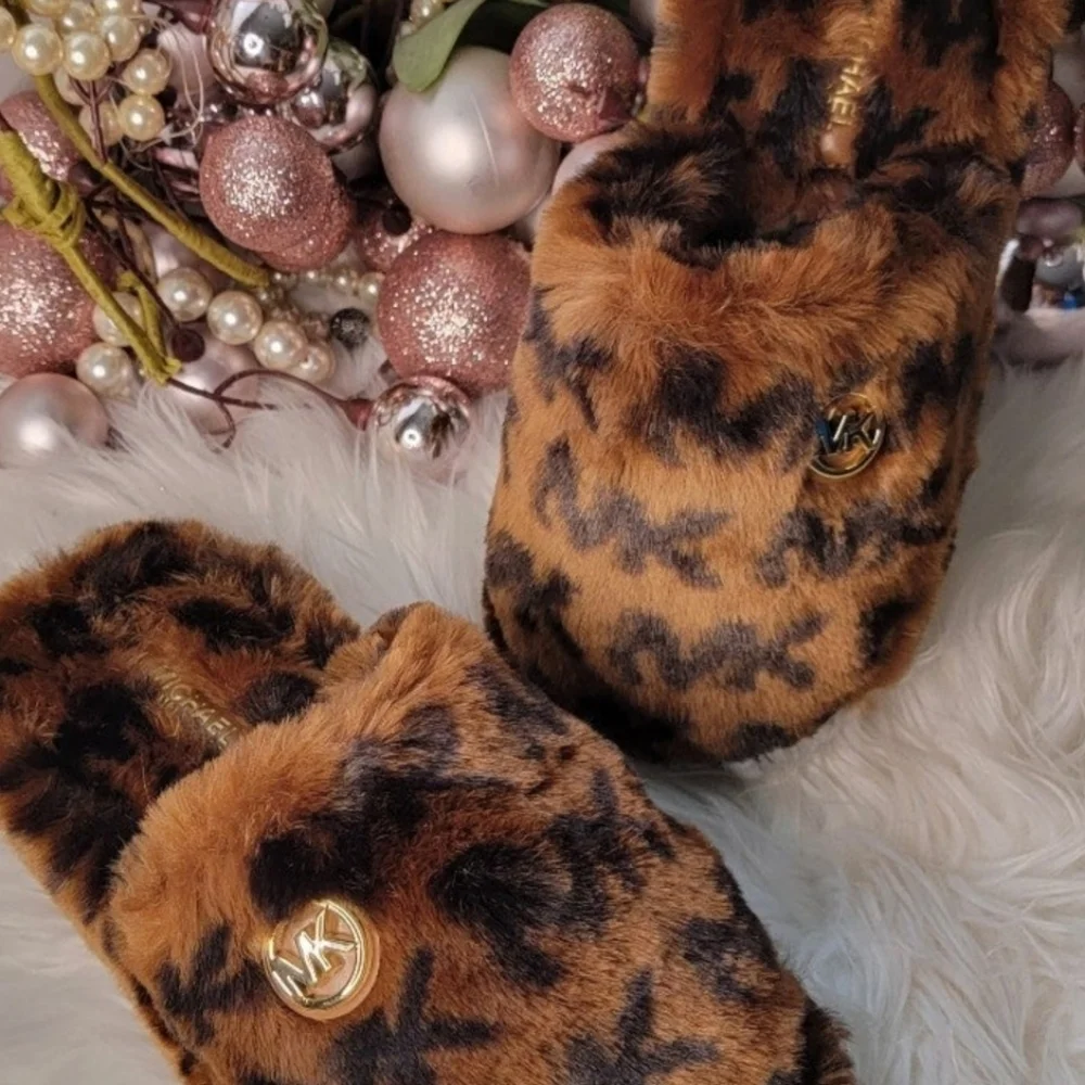 Michael Kors  Alexis Closed Toe Faux Sherpa Slippers Brand new_4